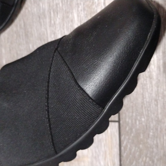 Josef Seibel black elastic and leather loafers. Mint condition. Size 10.5 - Picture 2 of 12